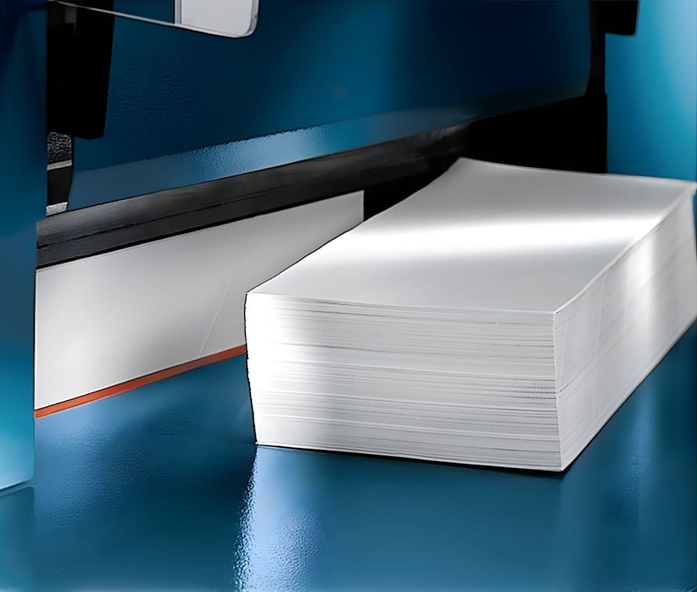DLe massicot manuel A3+ 848 sur stand DAHLE permet une découpe nette et précise