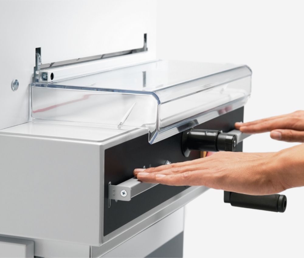 Commande bi-manuelle EASY-CUT du massicot électrique A3 4315 sur meuble IDEAL