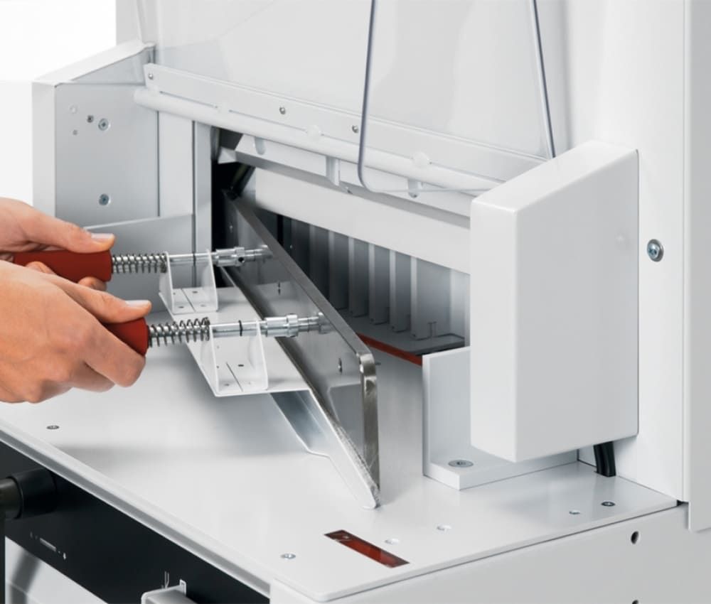 Remplacement de la lame du massicot électrique A3+ 4815 IDEAL