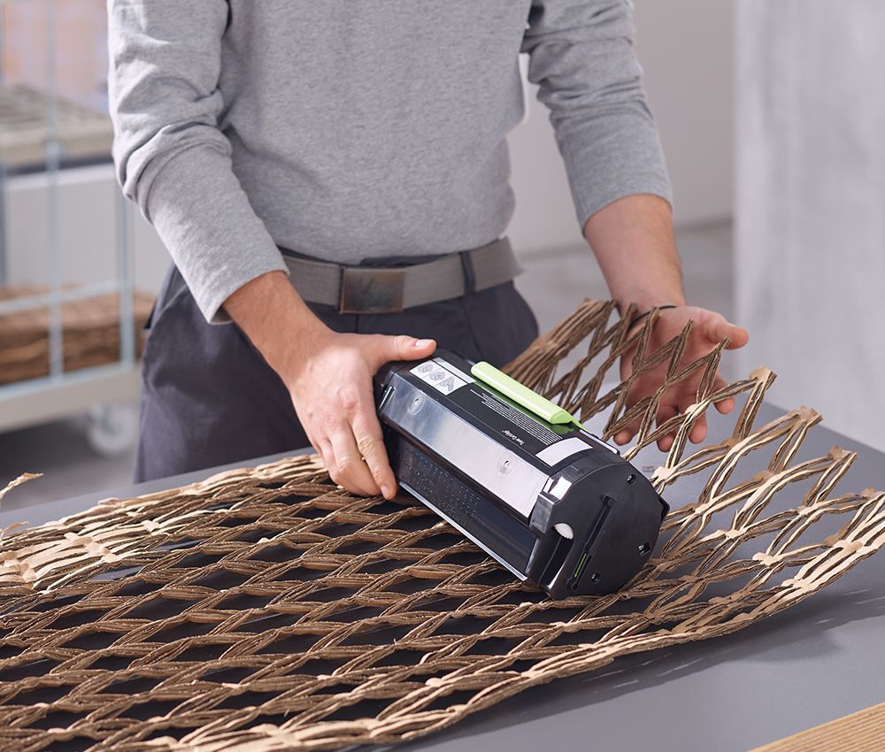 Matériau d’emballage produit par le matelasseur de cartons pour calage HSM C400 ProfiPack