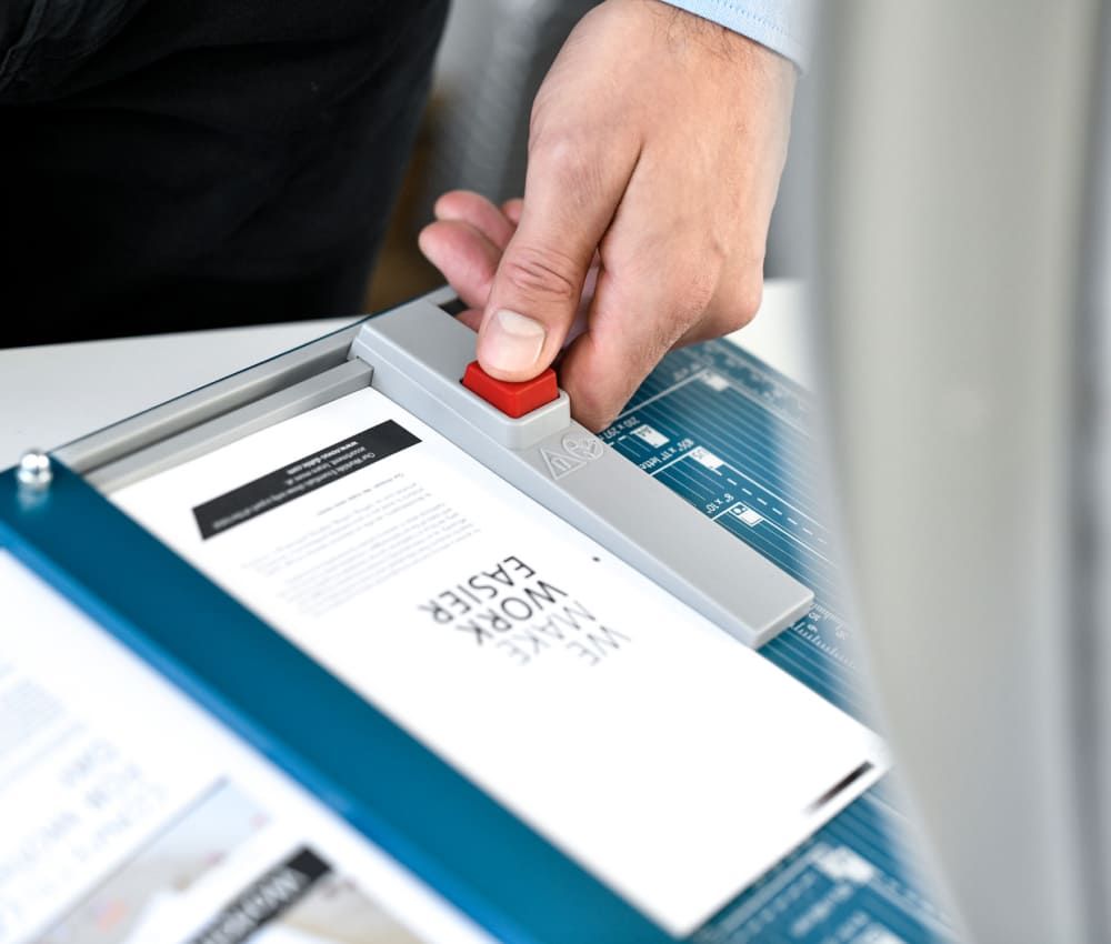 Commande bi-manuelle EASY-CUT du massicot professionnel électrique A3 4315 à poser sur une table