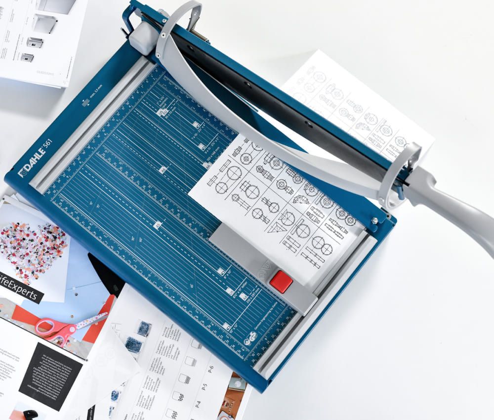 Commande bi-manuelle EASY-CUT du massicot professionnel électrique A3 4315 à poser sur une table