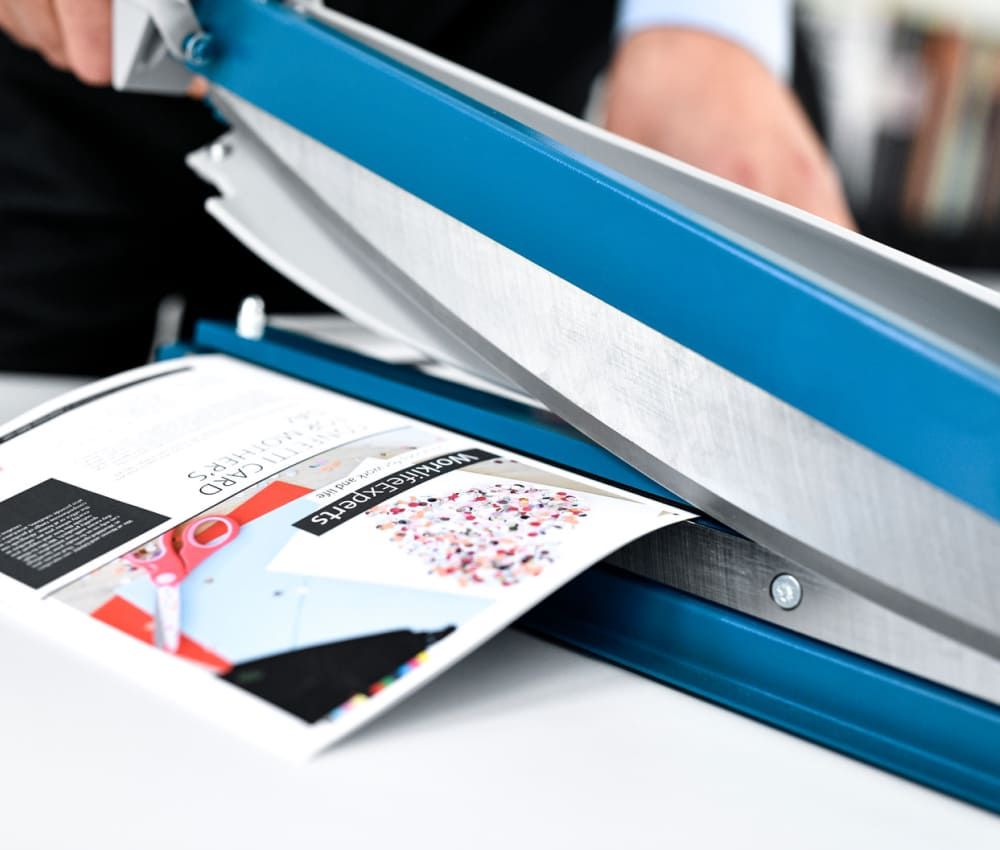 Commande bi-manuelle EASY-CUT du massicot professionnel électrique A3 4315 à poser sur une table