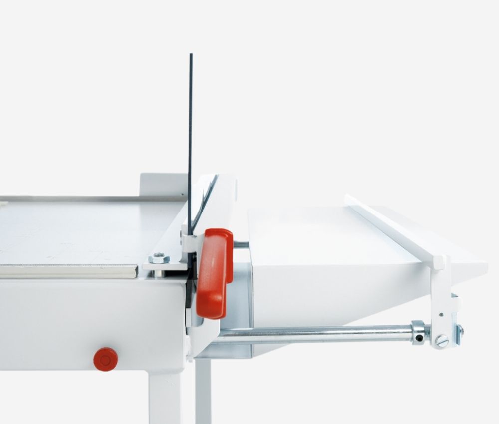 Tablette latérale et dispositif de découpe en bandelettes