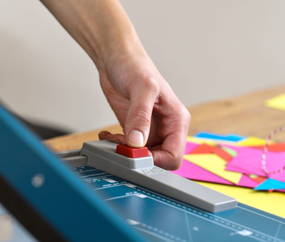 Butée arrière réglable de la cisaille papier A3 534 DAHLE