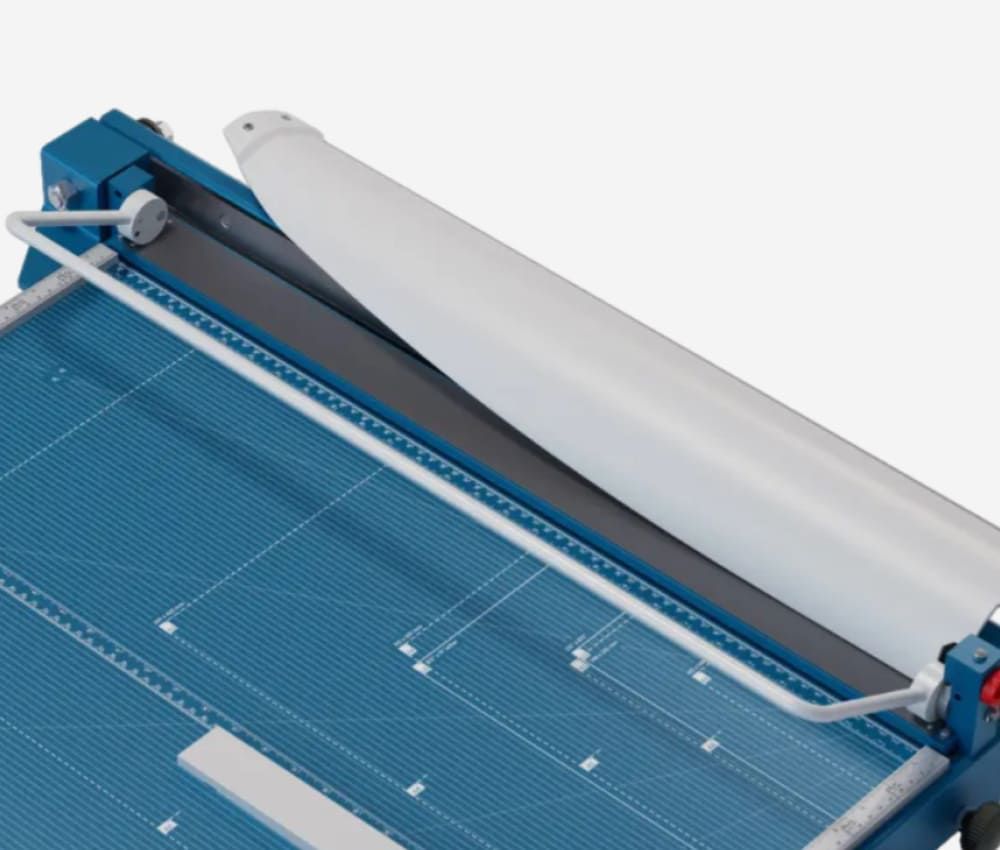 Pression manuelle de l'étrier de la  cisaille papier A2 DAHLE 569