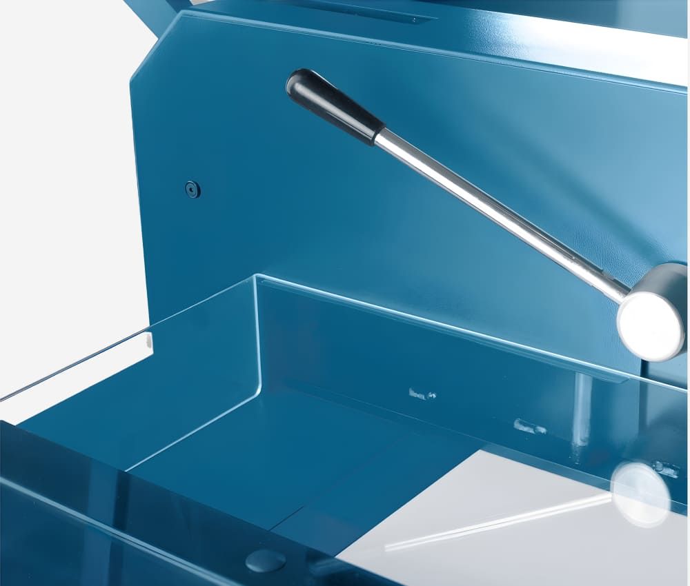 Dispositif de pression par levier du massicot manuel A3 846 sur stand DAHLE