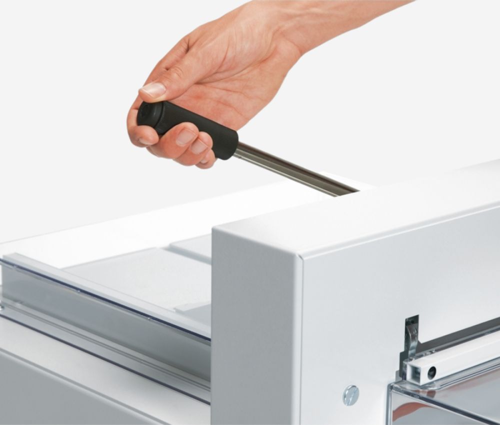 Dispositif de pression par levier du massicot électrique A3 4315 sur stand IDEAL 