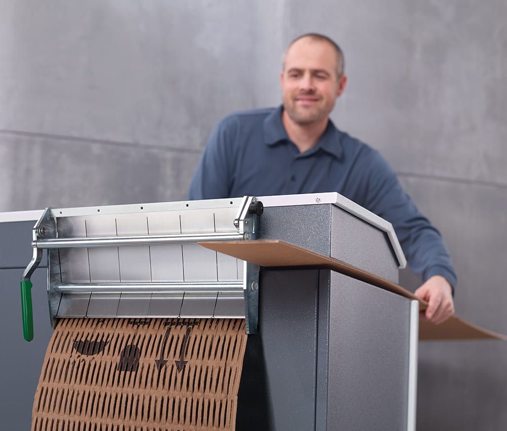 Matelassage à plat du matelasseur de cartons pour calage HSM P425 ProfiPack  monophasé avec kit d'adaptation pour aspiration