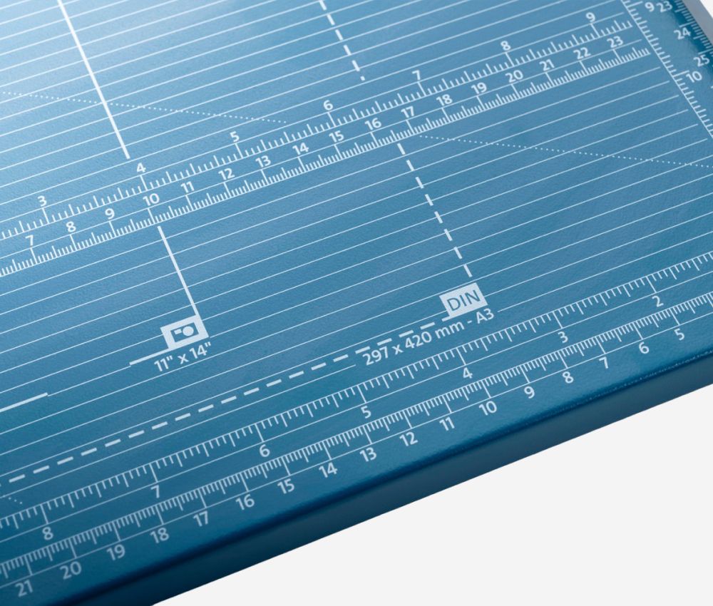 Ligne de coupe DIN sur la rogneuse papier A3 à lame rotative DAHLE 552 génération 3