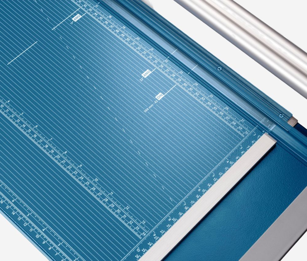 Ligne de coupe DIN sur la rogneuse papier A2 à lame rotative DAHLE 554 génération 3