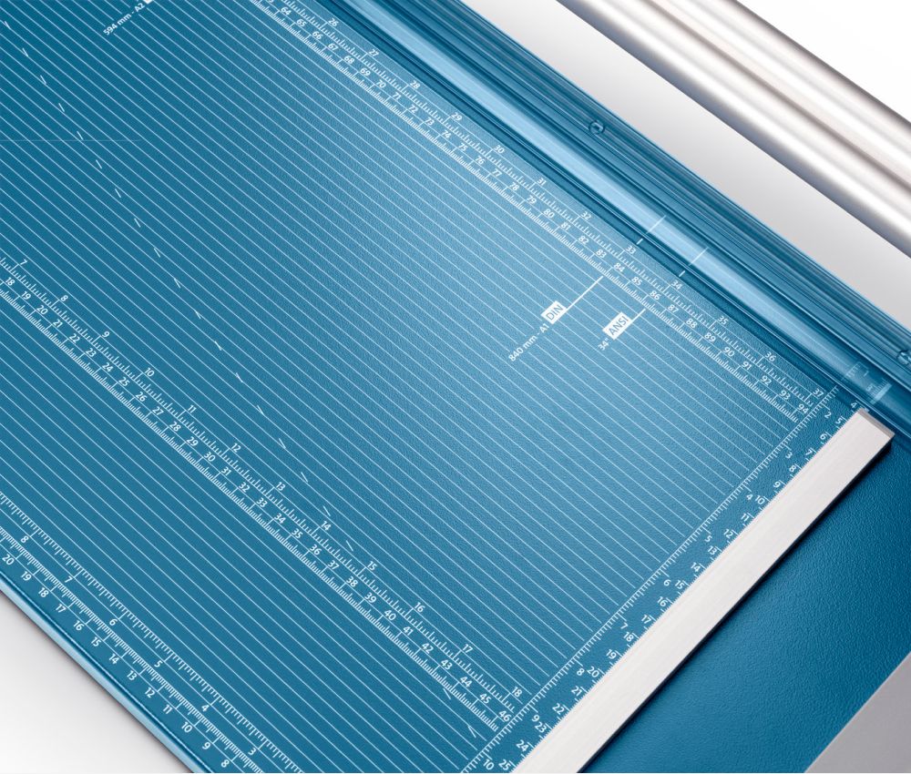 Ligne de coupe DIN sur la coupeuse de plans grand format A1 DAHLE 556 génération 3