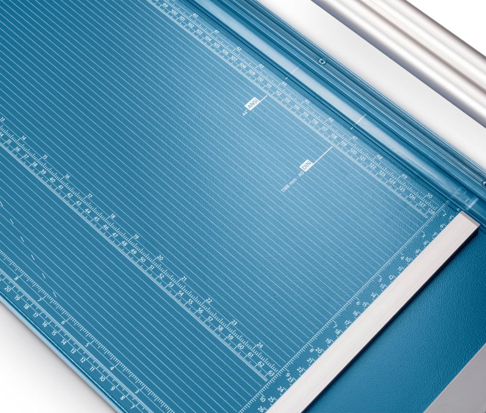 Ligne de coupe DIN sur la coupeuse de plans grand format A0 DAHLE 558 génération 3