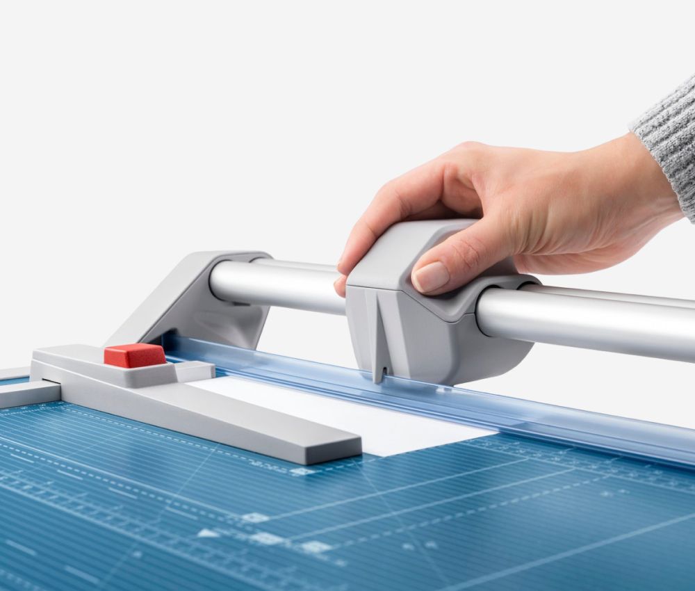 Butée arrière amovible sur la rogneuse papier A3 à lame rotative DAHLE 552 génération 3