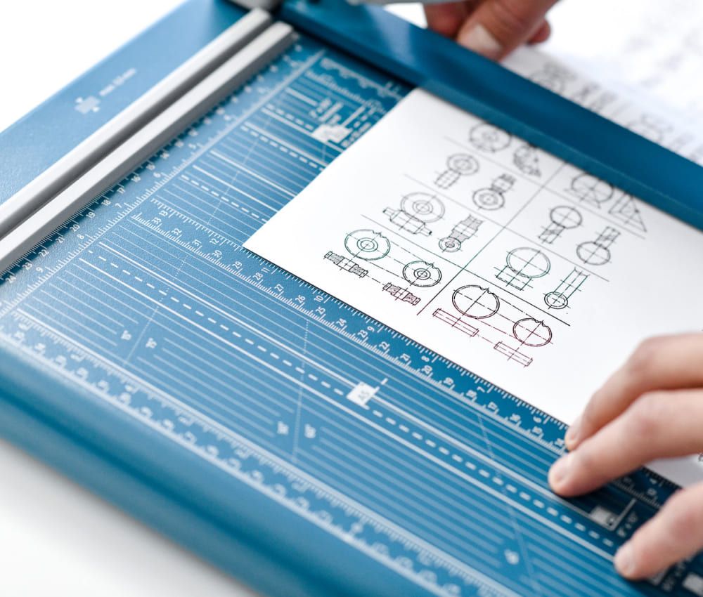Commande bi-manuelle EASY-CUT du massicot professionnel électrique A3 4315 à poser sur une table