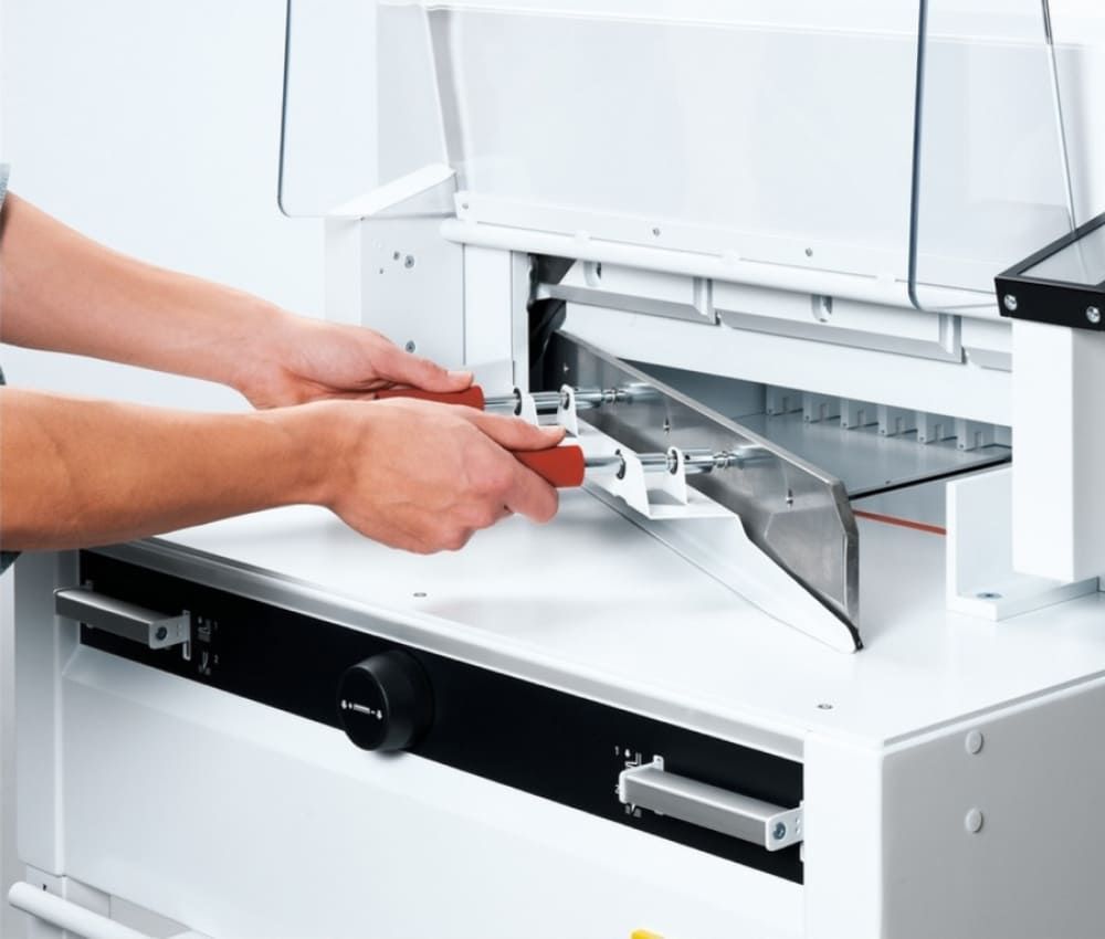 Remplacement de la lame du massicot électrique programmable A3+ 4855 IDEAL