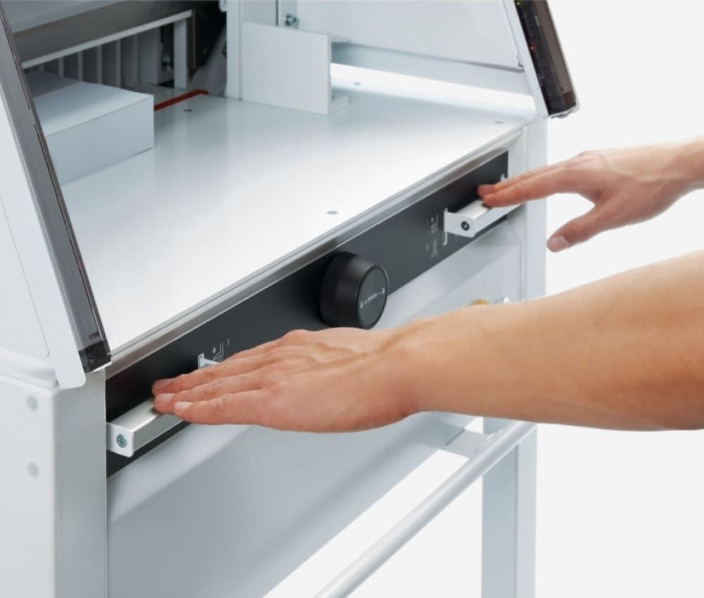 Commande bi-manuelle EASY-CUT du massicot électrique programmable A3+ 4860 IDEAL