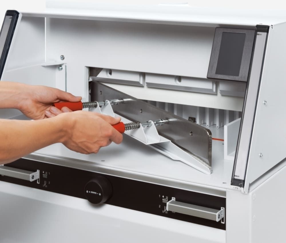 Remplacement de la lame du massicot électrique programmable A3+ 4860 IDEAL 