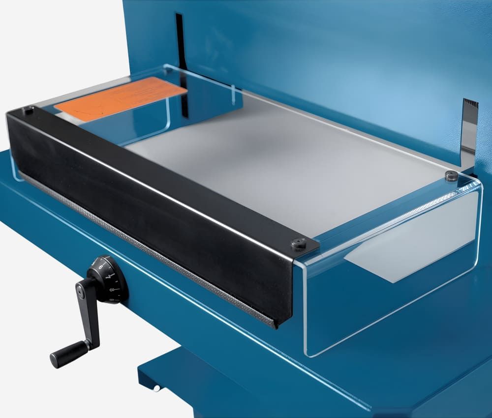 Capot de protection transparent du massicot manuel A3 846 sur stand DAHLE