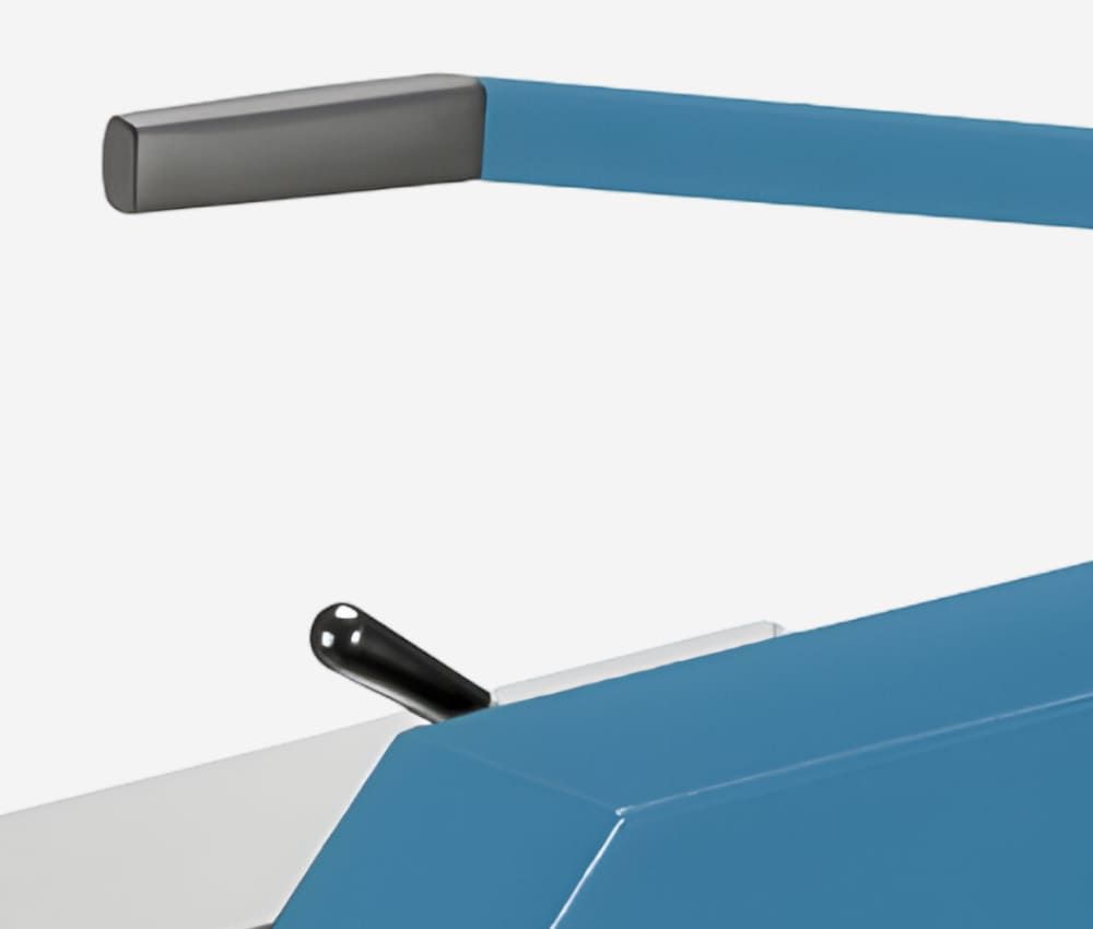 Poignée résistante et ergonomique du massicot manuel A3 846 sur stand DAHLE