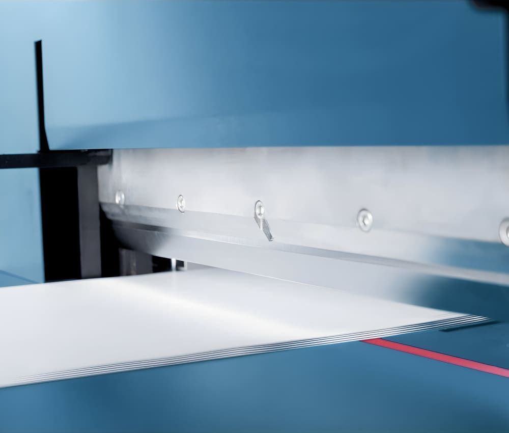 Repérage visuel de la descente de la lame du massicot manuel A3 846 sur stand DAHLE