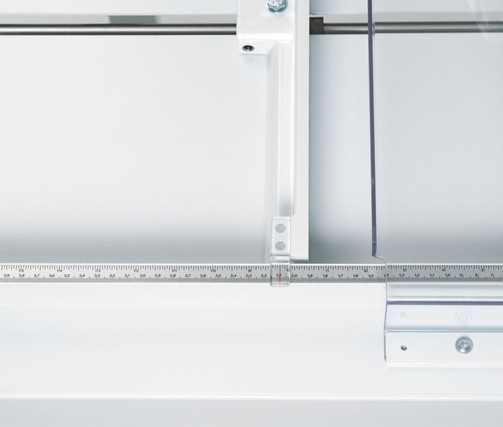 Butées latérales et arrières du massicot manuel A3 4305 sur stand IDEAL