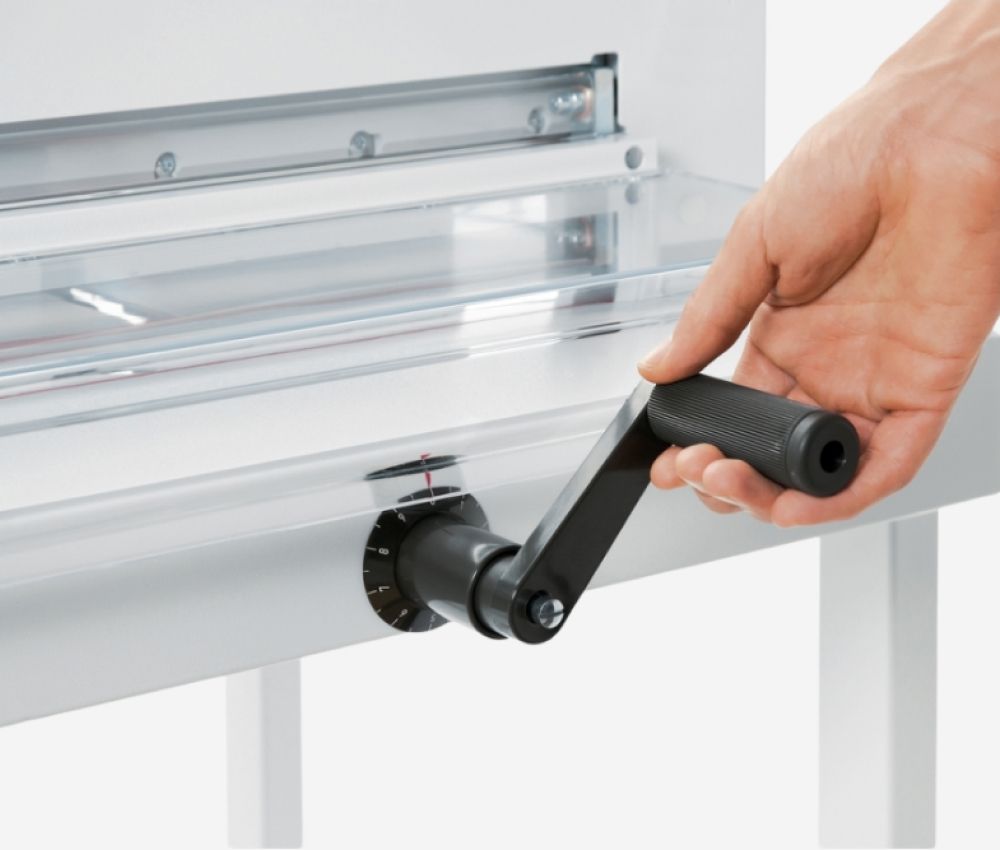 Déplacement de la butée arrière du massicot manuel A3 4305 sur stand IDEAL