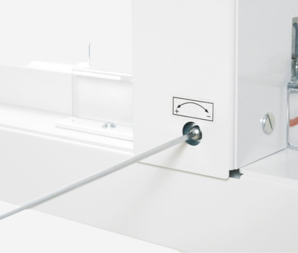 Réglage hauteur de la lame du massicot manuel A3 4305 sur stand IDEAL