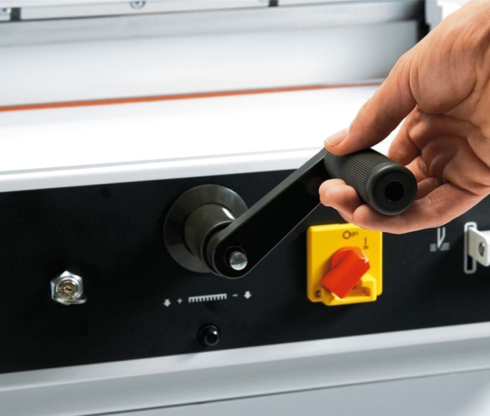 D&eacute;placement de la but&eacute;e arri&egrave;re du massicot électrique A3 4315 sur stand IDEAL 