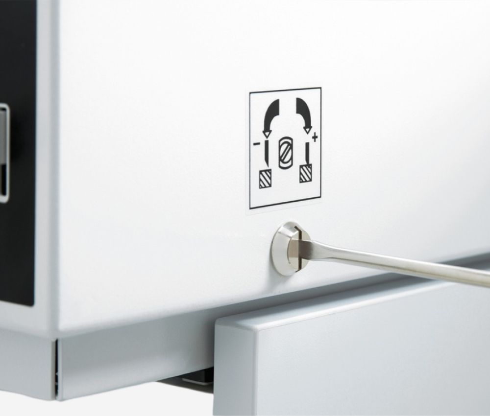 R&eacute;glage hauteur de la lame du massicot électrique A3 4315 sur stand IDEAL