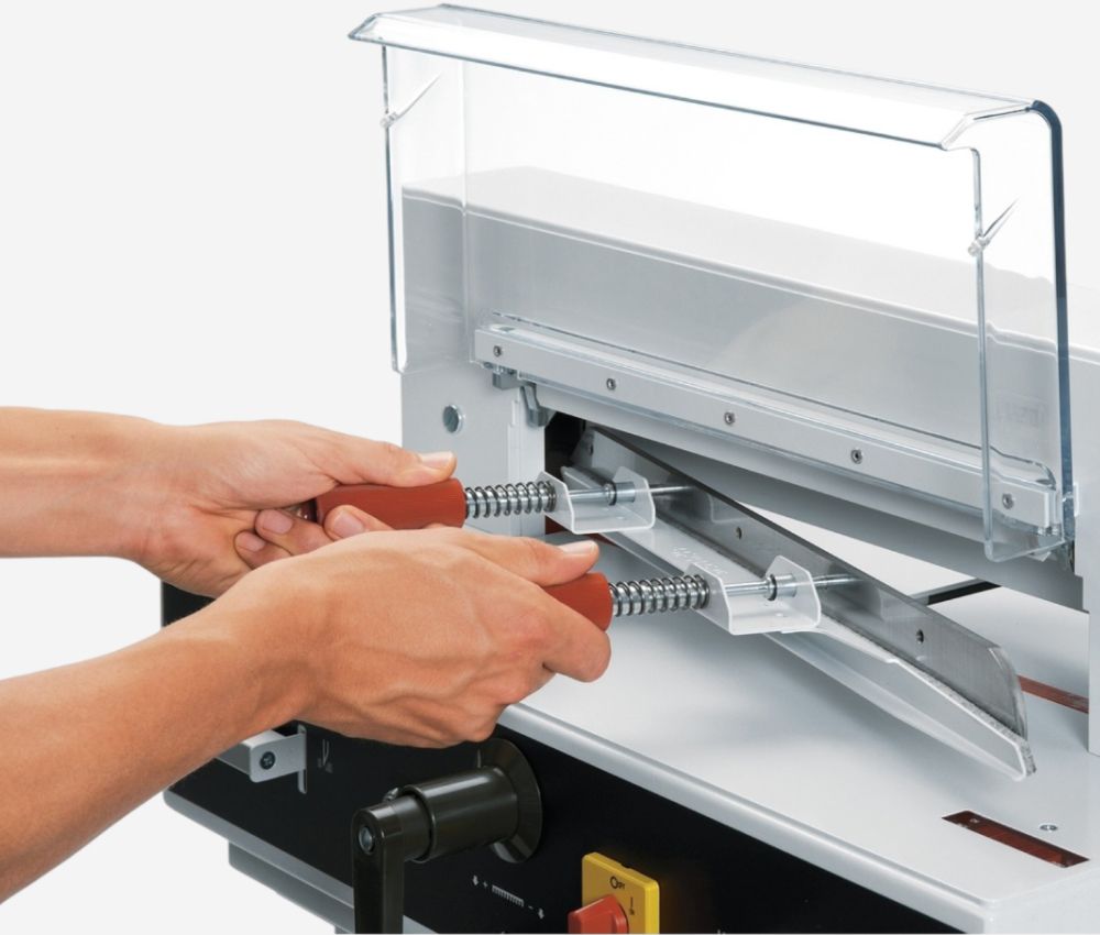 Remplacement de la lame du massicot électrique A3 4315 sur stand IDEAL