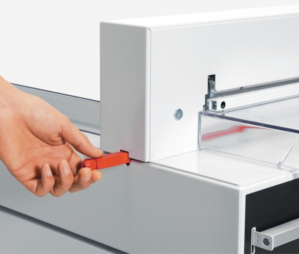 Remplacement de la r&eacute;glette du massicot électrique A3 4315 sur stand IDEAL 