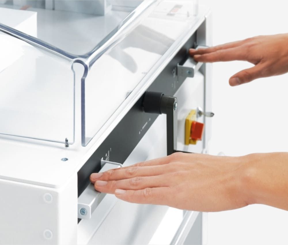 Commande bi-manuelle EASY-CUT du massicot électrique A3+ 4850 IDEAL