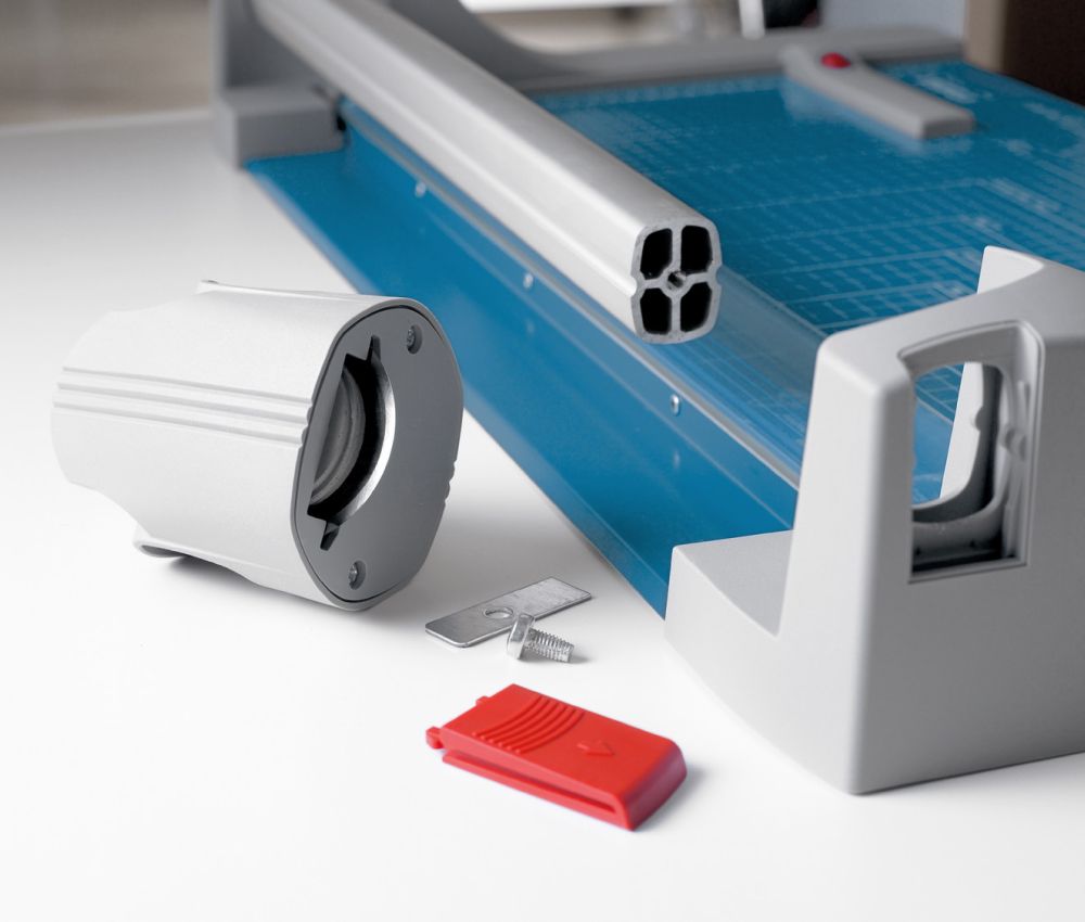 Changement de t&ecirc;te de coupe sur la coupeuse de plans grand format A1 DAHLE 446